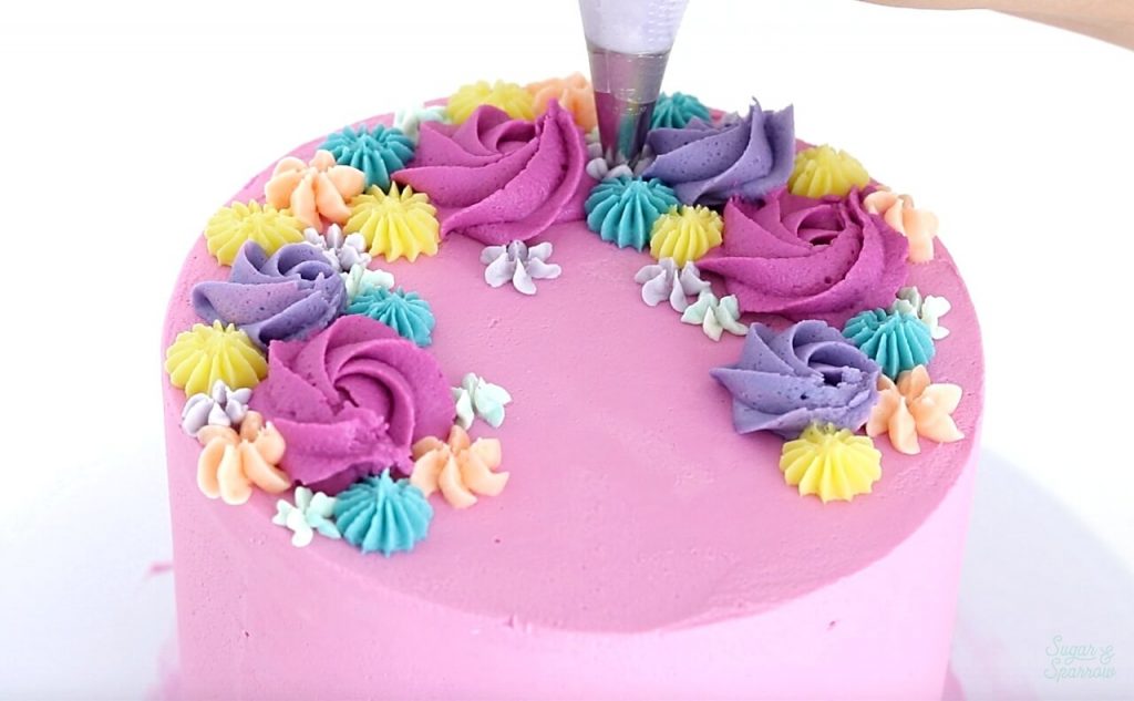 how to pipe buttercream flowers on cake