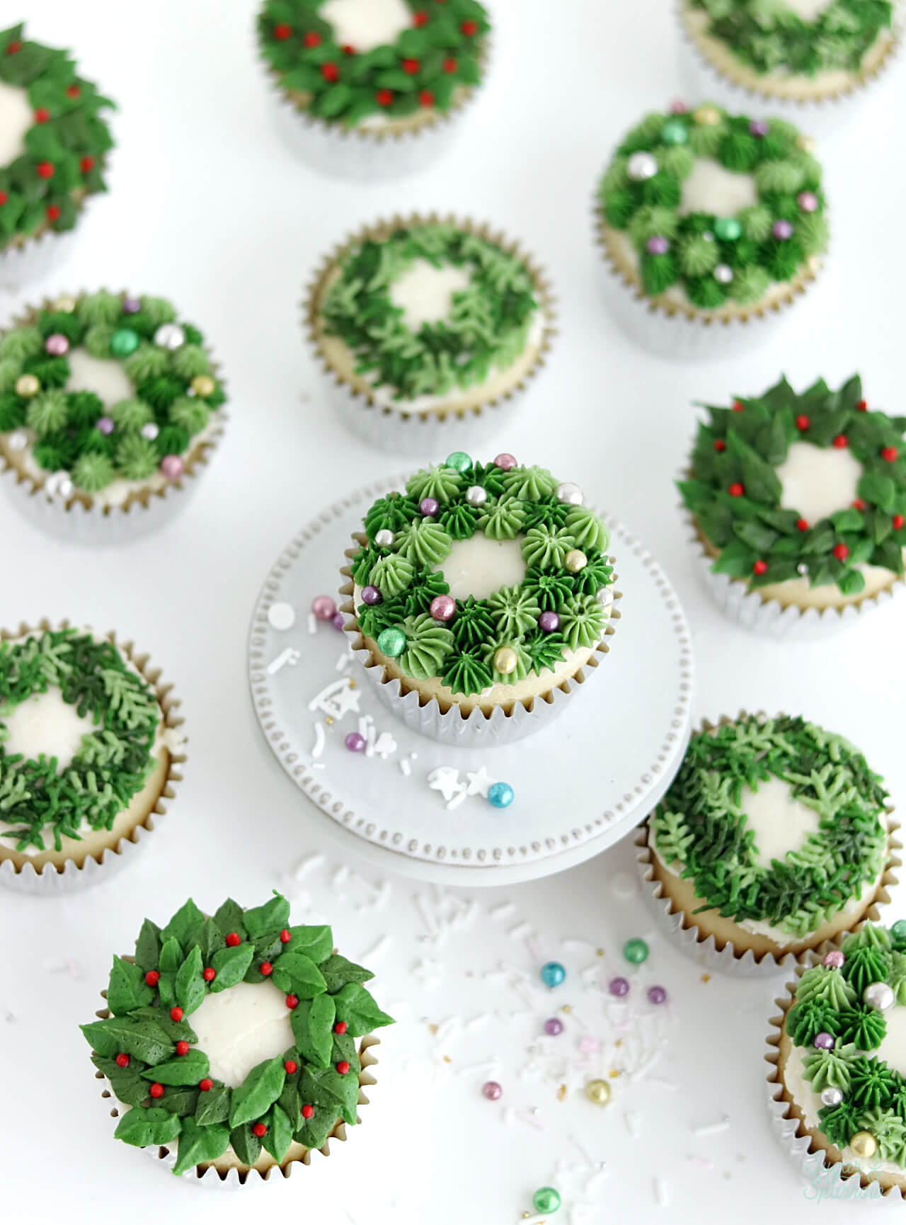 buttercream Christmas wreath cupcakes piping tutorial