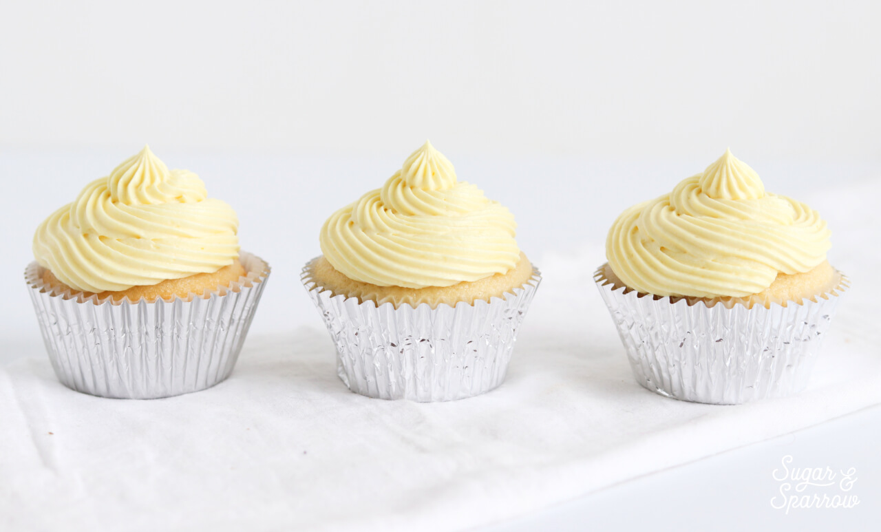 how to pipe frosting onto cupcakes