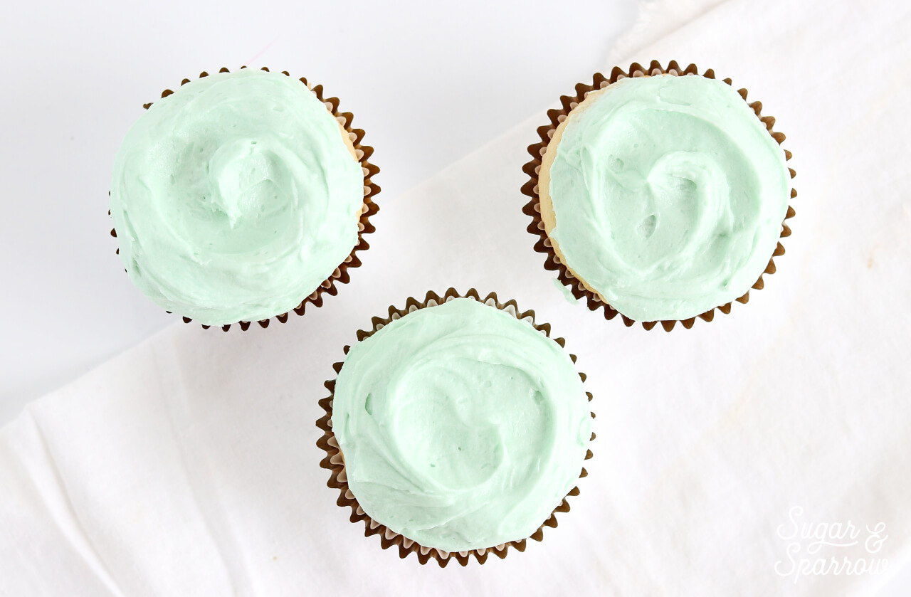 how to frost cupcakes by sugar and sparrow