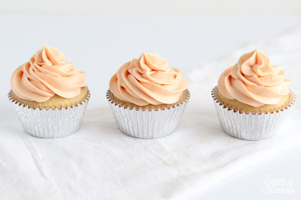 how to pipe swirls onto cupcakes