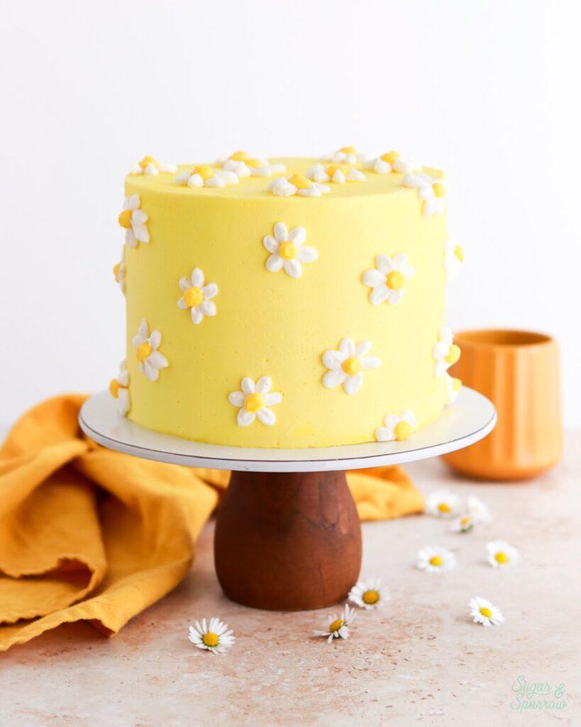 buttercream daisy cake by sugar and sparrow