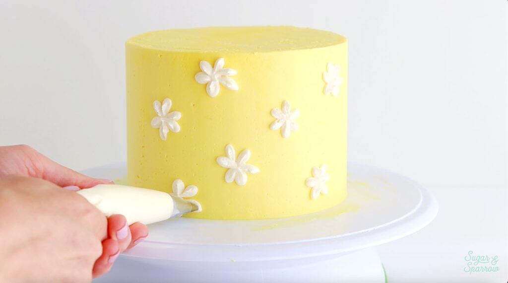 how to pipe buttercream daisies with wilton tip 104