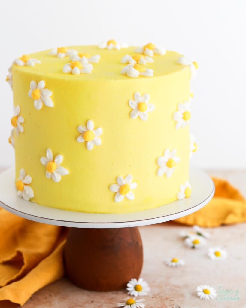 buttercream daisy cake tutorial by sugar and sparrow