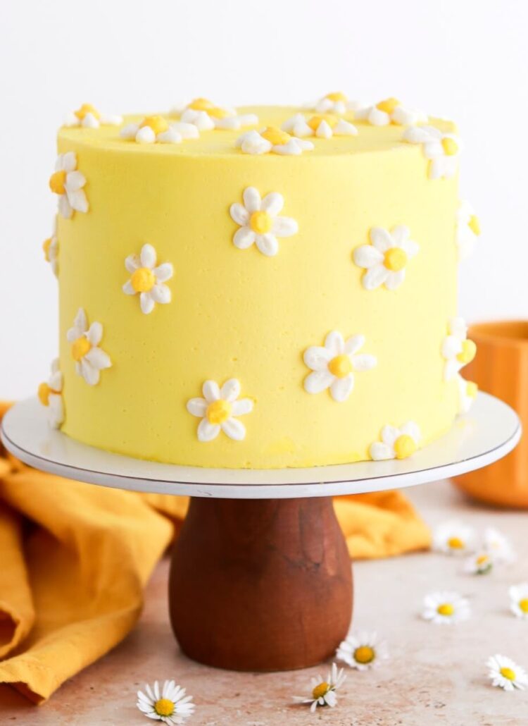 buttercream daisy cake tutorial by sugar and sparrow