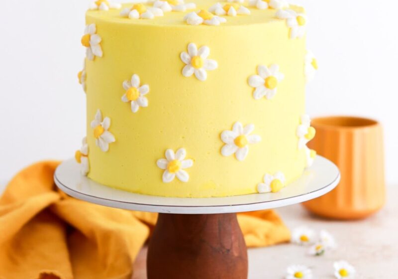 buttercream daisy cake tutorial by sugar and sparrow