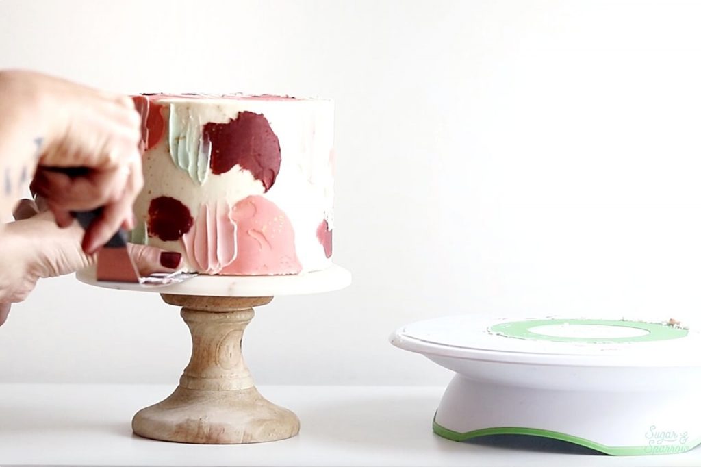 how to put a cake on a cake stand