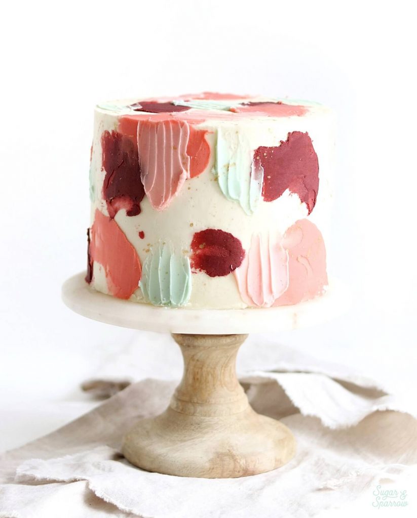 how to style cake on cake stand