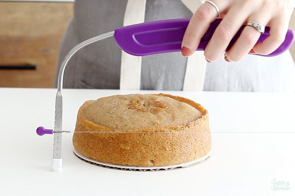 how to use a cake leveler