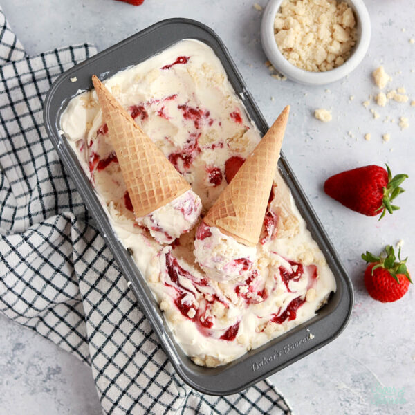 no churn strawberry shortcake ice cream recipe with shortcake crumbles