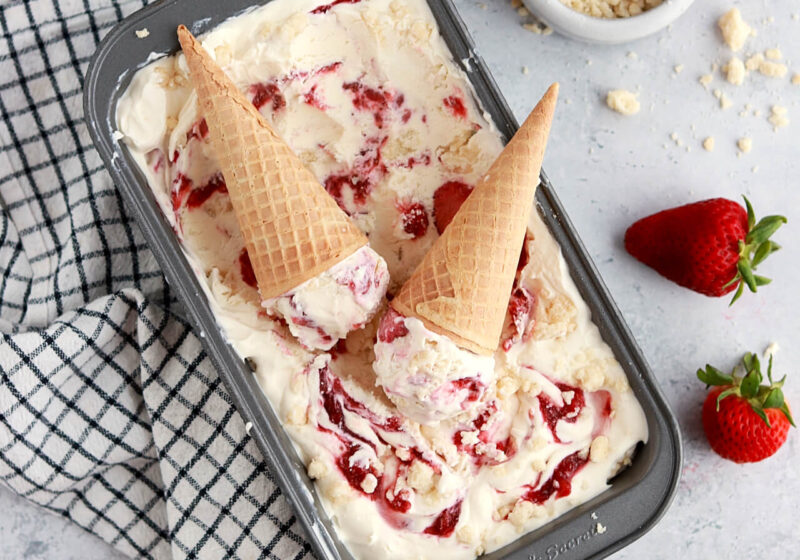 no churn strawberry shortcake ice cream recipe with shortcake crumbles