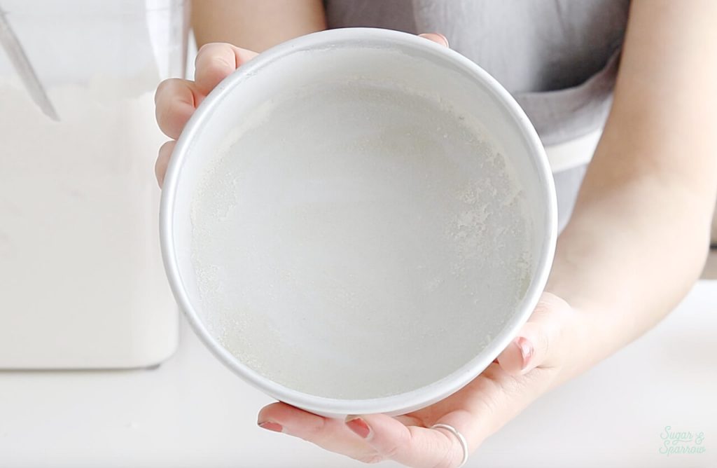 how to grease and flour a cake pan