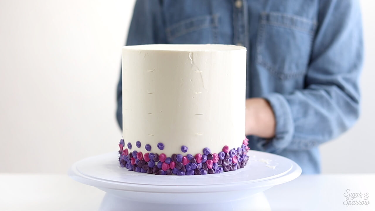 how to pipe dots onto cake