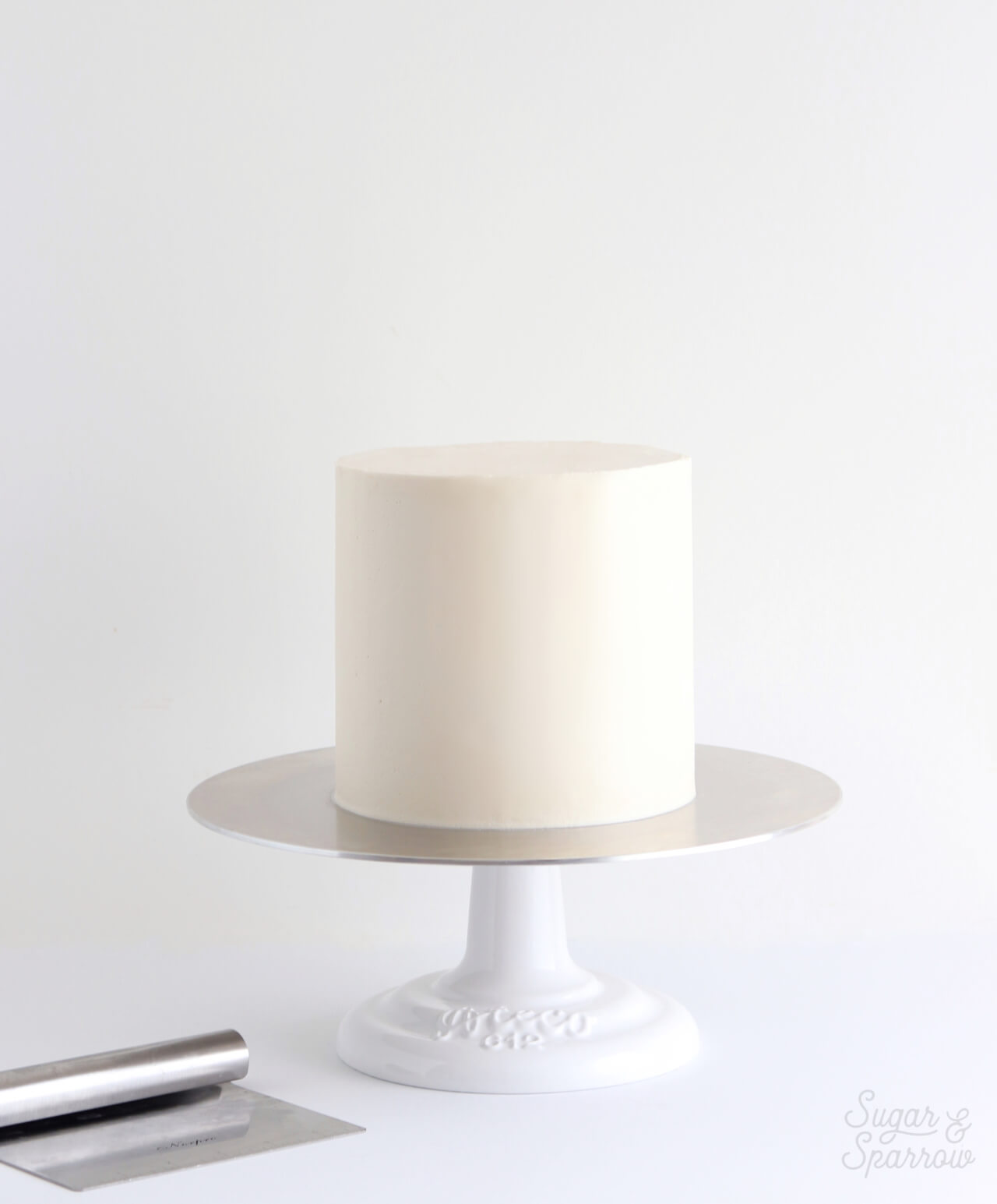 how to frost a cake with smooth buttercream frosting