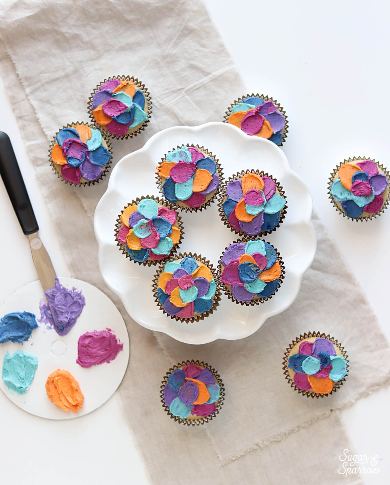 cupcake decorating techniques by sugar and sparrow