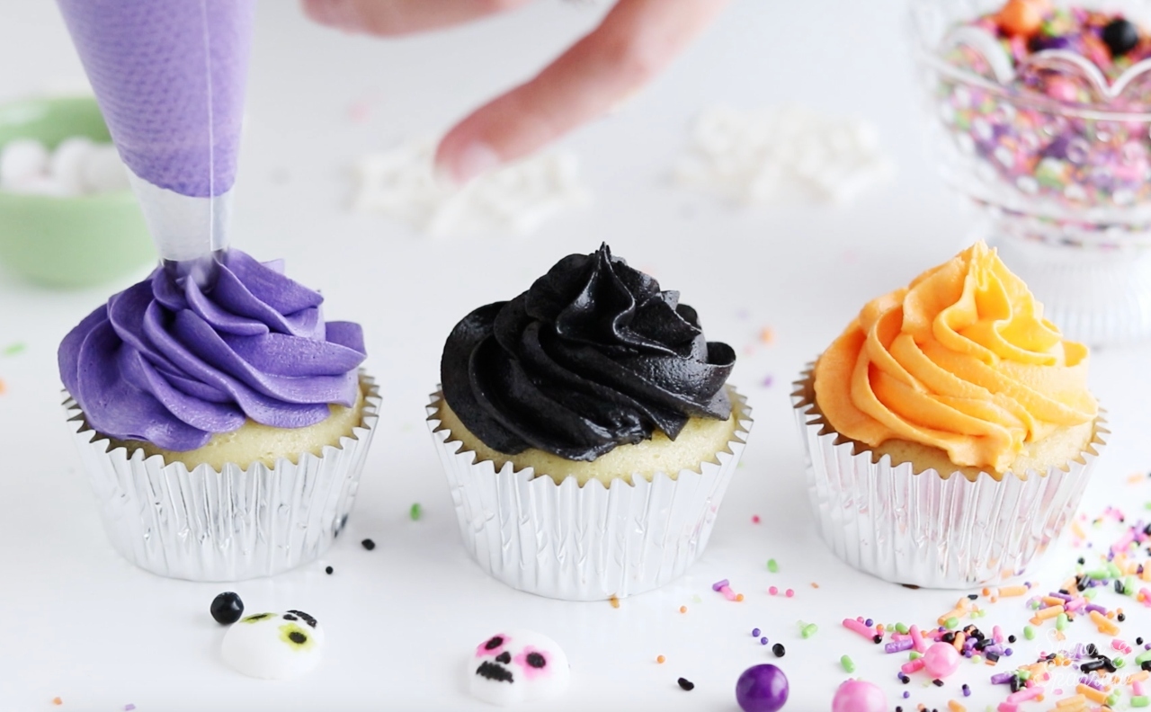 How to pipe a swirl on cupcakes