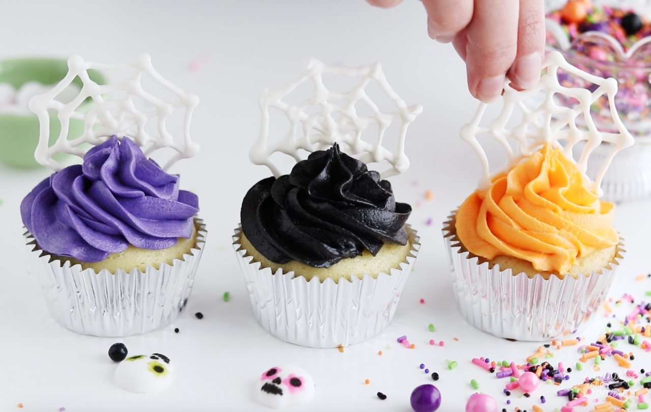 Halloween spiderweb cupcakes tutorial