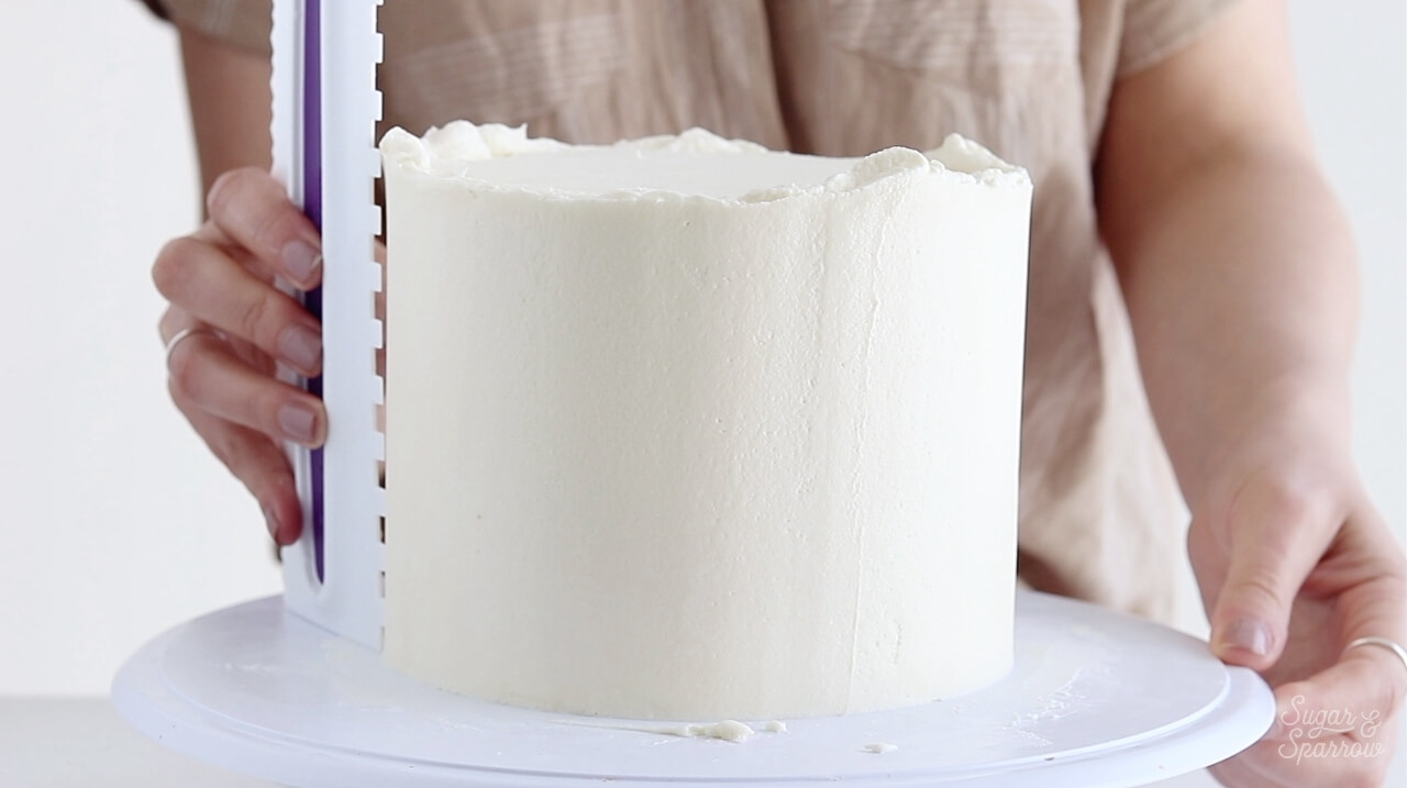 using a cake comb on buttercream