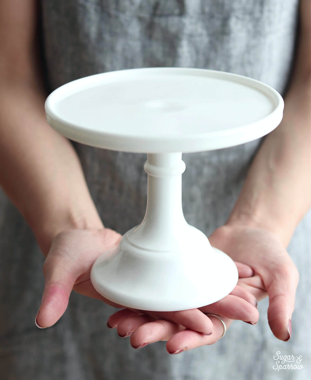 white cake stand