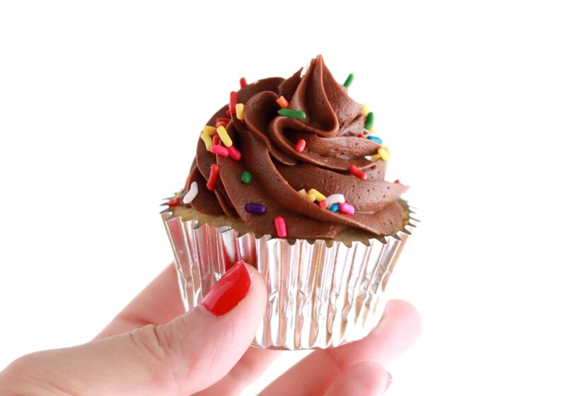 yellow cupcake recipe with chocolate buttercream frosting